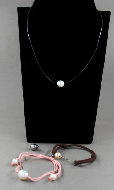 Lot :

- Deux bracelets cordons en tissus...
