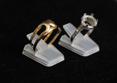 Lot :

- Bague en or jaune 18k formé de deux...