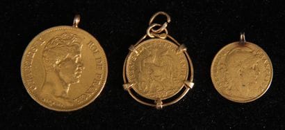Trois pendentifs en or jaune 18k formés de...
