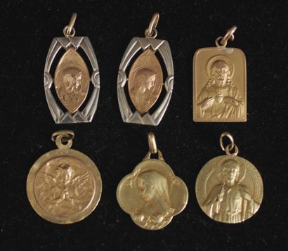 Lot six pendentifs religieux en or jaune...