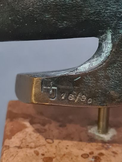 Lot de médailles en bronze et une en argent...