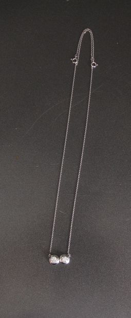 Chaine de cou en or gris 18k ornée de deux...