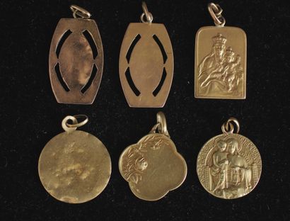 Lot six pendentifs religieux en or jaune...