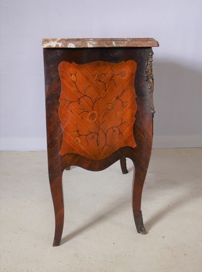 Commode galbée en bois de placage à deux...