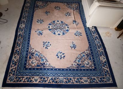 Tapis en laine, Chine

243 x 346 cm.