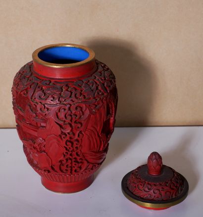*Vase couvert sur talon en métal émaillé...