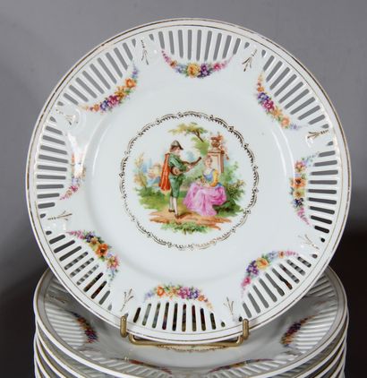 Douze assiettes à dessert en porcelaine blanche...