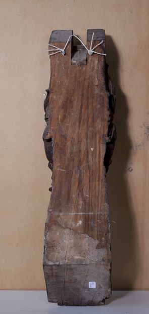 *Elément en bois sculpté à décor d'un médaillon...