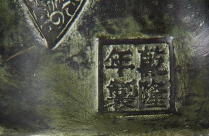 Lot en bronze, Extrême-Orient : deux bouddhas...