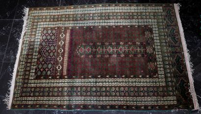 Tapis en laine à décor polychrome de formes...
