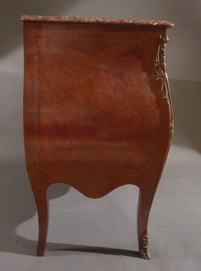 Commode galbée à deux tiroirs sans traverse...