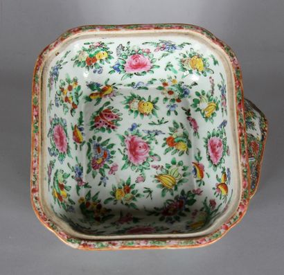 Soupière couvert en porcelaine polychrome...