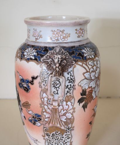 Paire de vases à deux anses en faïence à...