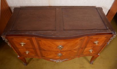*Commode galbée en bois de placage à deux...