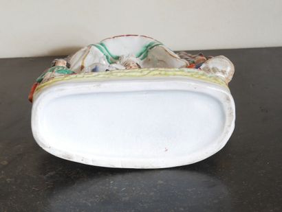 STAFFORDSHIRE
Groupe en faïence polychrome...