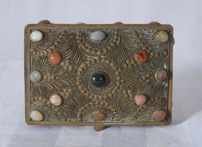 Boite rectangulaire en laiton à décor filigranné...