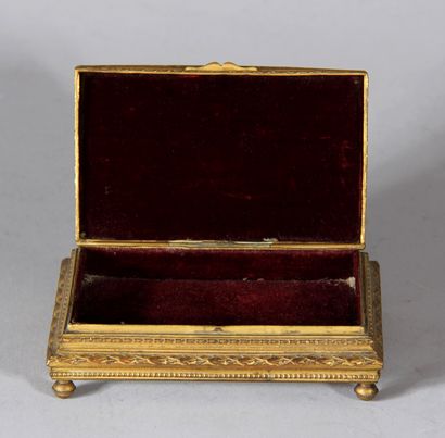Boite à bijoux quadripode en bronze et ornée...