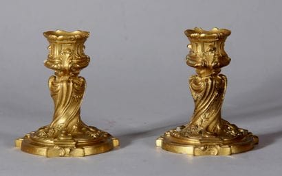 Paire de bougeoirs toilette en bronze à décor...