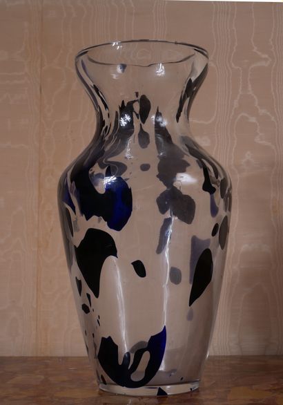 *Vase balustre en verre tacheté noir, marqué...