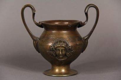Vase à deux anses en bronze patine médaille,...