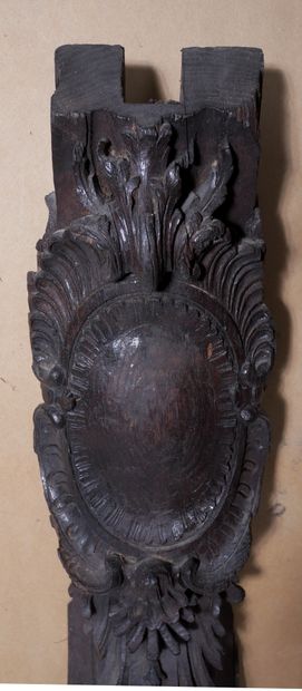 *Elément en bois sculpté à décor d'un médaillon...