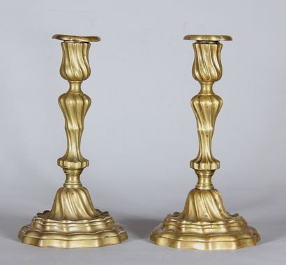 Paire de bougeoirs en bronze style Louis...