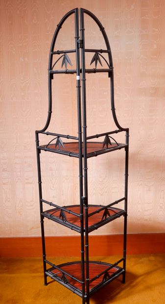 *Etagère d'angle en métal laqué noir imitant...