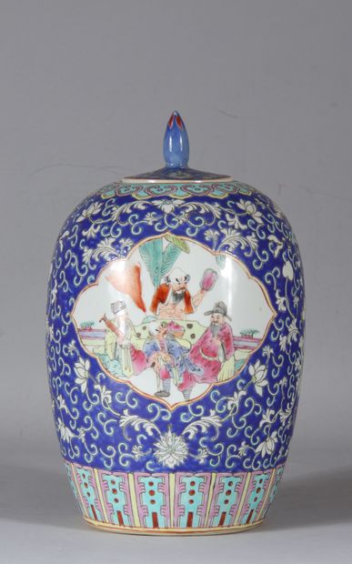 Potiche balustre couverte en porcelaine polychrome...