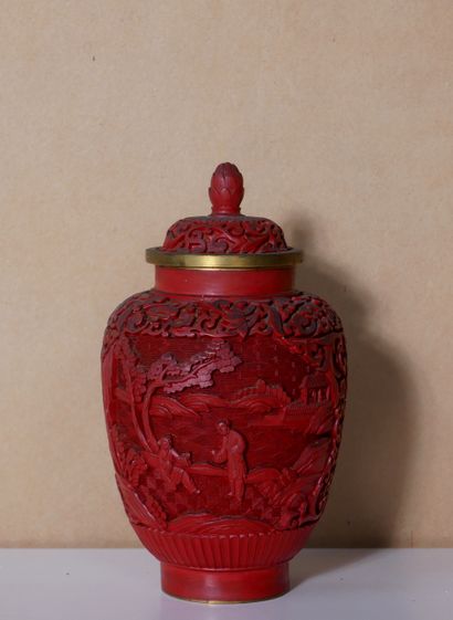 *Vase couvert sur talon en métal émaillé...
