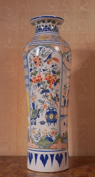 *Vase balustre en faïence polychrome à décor...