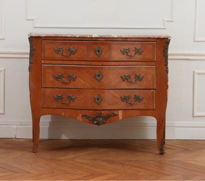 Commode en bois de placage à trois tiroirs...