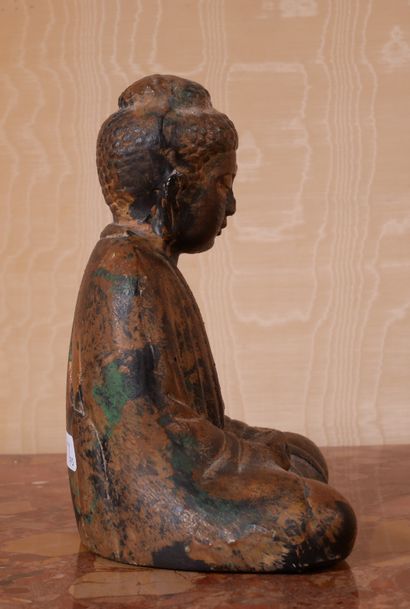 *Bouddha assis en méditation en céramique...
