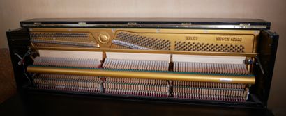 *YAMAHA
Piano droit laqué noir sur roulettes,...