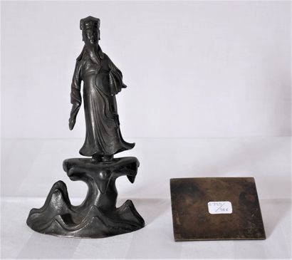 Lot :

- Sculpture en bronze patiné représentant...