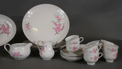 Partie de service de table en porcelaine...