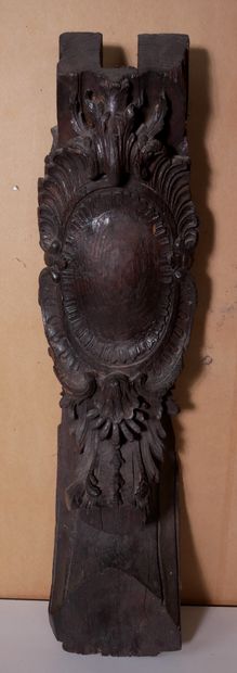 *Elément en bois sculpté à décor d'un médaillon...