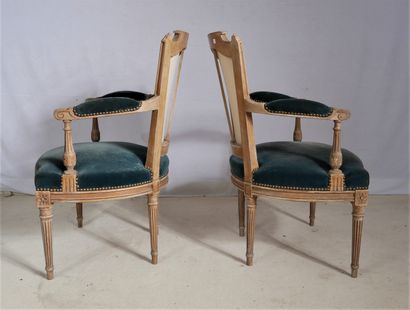Paire de fauteuils cabriolets à dossier en...