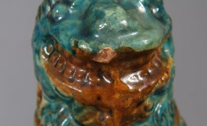 Deux bougeoirs en céramique polychrome en...