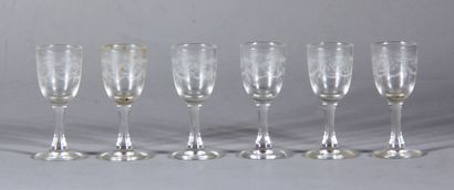 Six verres à liqueur sur pied en verre