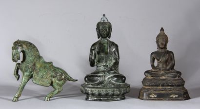 Lot en bronze, Extrême-Orient : deux bouddhas...