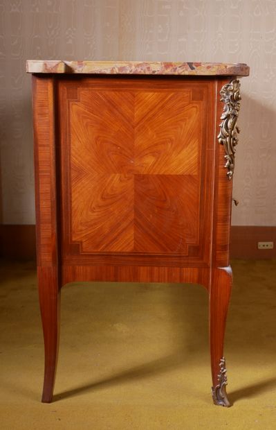 *Commode galbée en bois de placage à deux...