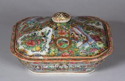 Soupière couvert en porcelaine polychrome...