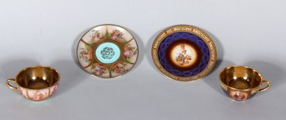 Deux tasses et sous-tasses en porcelaine...