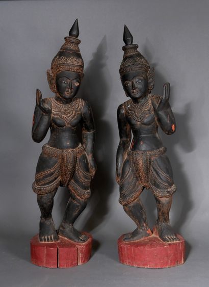 Paire de danseuses en bois peint, Extrême-Orient
H...