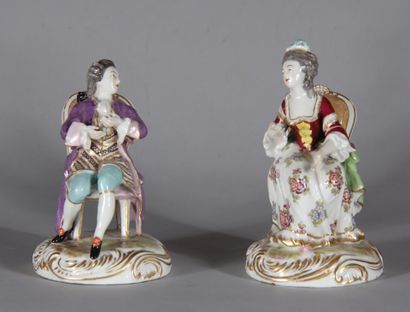 Deux personnages en porcelaine polychrome...