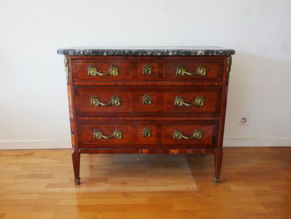 Commode en bois de placage marquetée de filets...