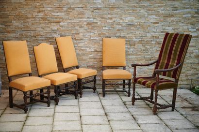 Quatre chaise dépareillées en bois naturel...