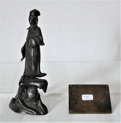 Lot :

- Sculpture en bronze patiné représentant...