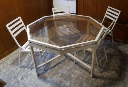Table de jardin et quatre chaises en métal...