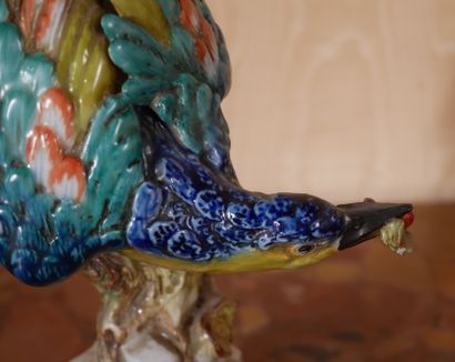 *Statuette en porcelaine polychrome représentant...